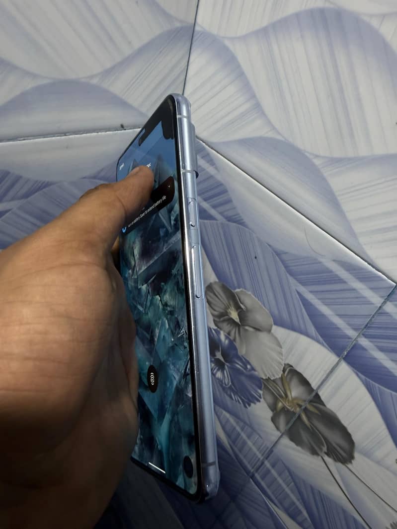 Google pixel 8 pro ( panel dot ) 2