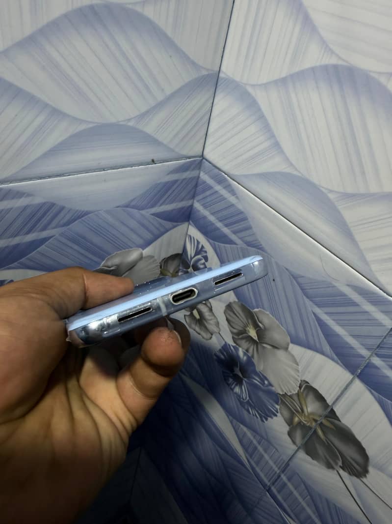 Google pixel 8 pro ( panel dot ) 3