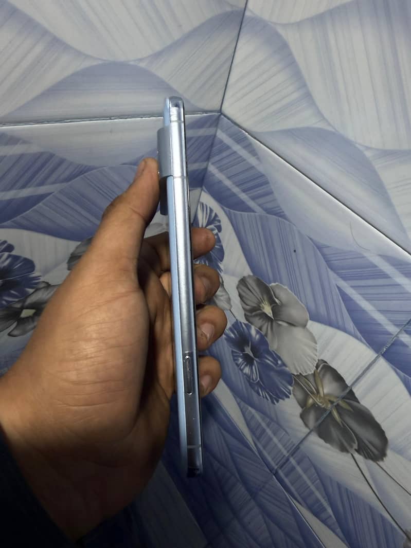 Google pixel 8 pro ( panel dot ) 4