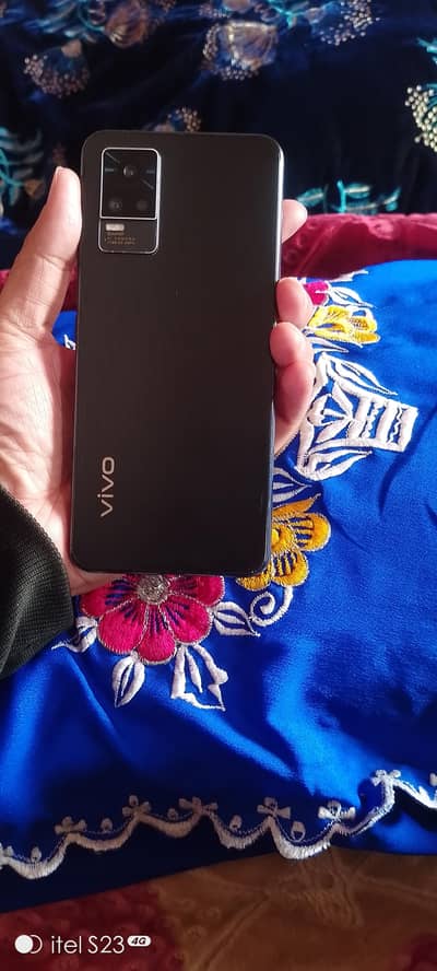 v21e 8/128 box available