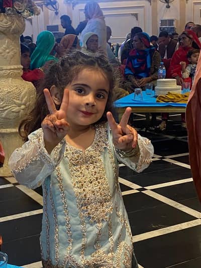 brend new full embroidery size chota ho gya hs