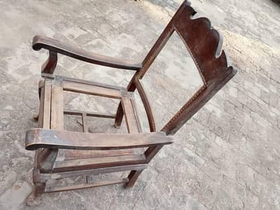 4 chairs same size made Of wood without weaving