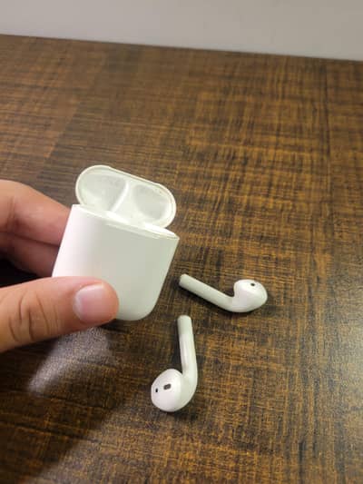 Apple AirPods (2nd Generation) – Excellent Condition