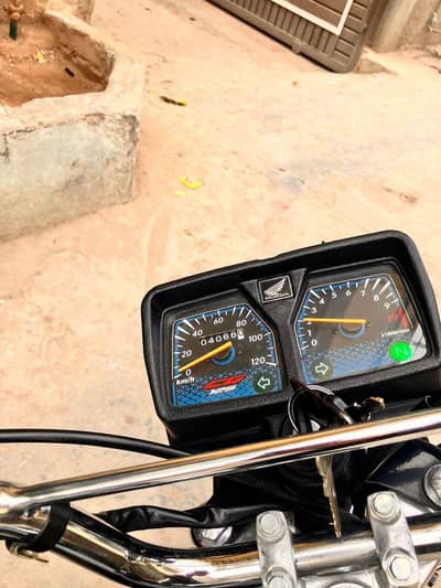 bike bilkul new ha full new