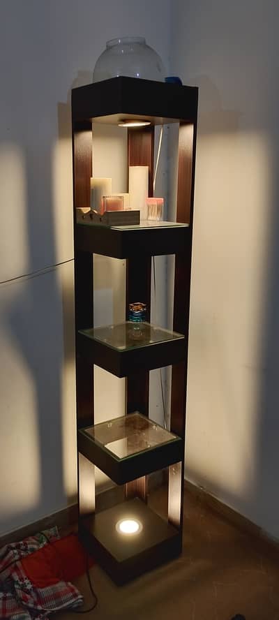 Corner display shelf