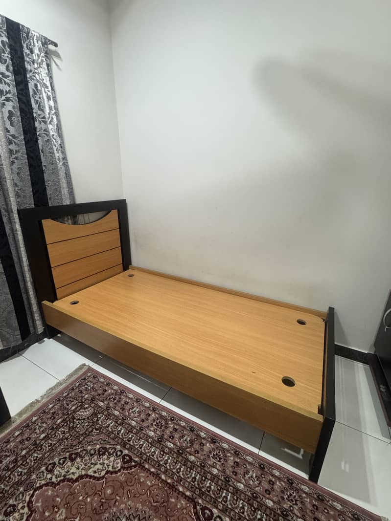 single bed/study table 0