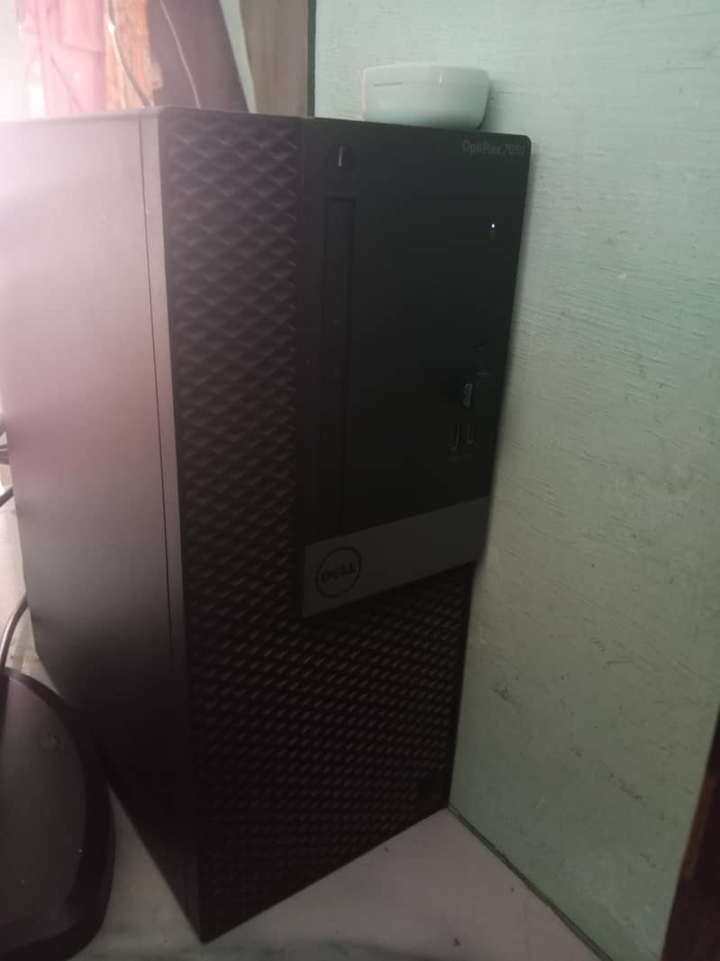 Dell optiplex 7050/8gb Ram /128gb NVME/i5 7th gen processor 3