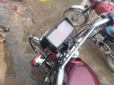 100 kilo meter chalte hai AK charge ma  3 sal ki warenty hai