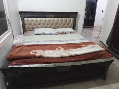 king size bed without  metters