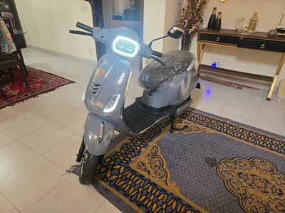 BRAND NEW/LATEST 2025 CROWN E-SCOOTER WITH OWN E-APP TO MONITOR