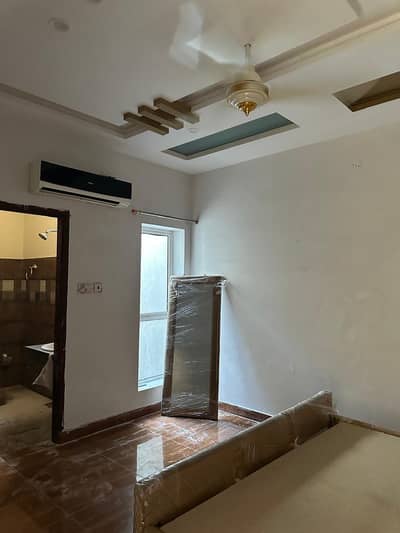 Furnished Ac room with bath For Jobians between Model town ND Bypass chowk(03277342171)