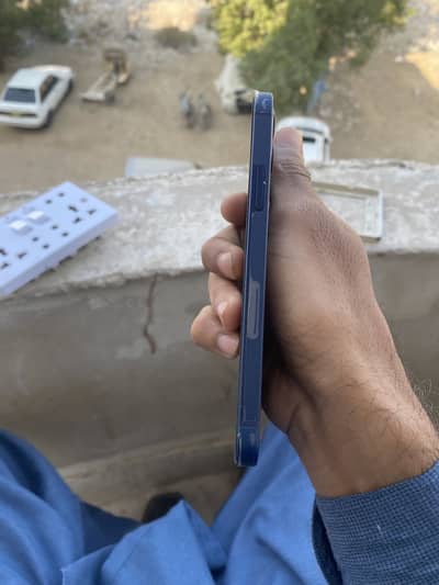 i am selling iphone 12 all ok 10by10