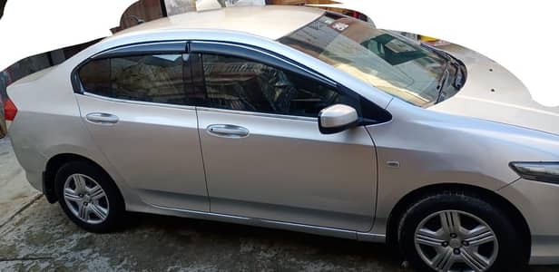 Honda city 2011 model silver color for totally jenine condition