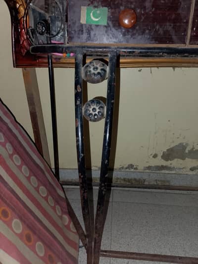 showcase hai black colour Mai hai Halka sa paint huga bss urgent sell