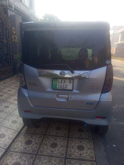 Nissan day 5 seater gadi hai chhoti smart