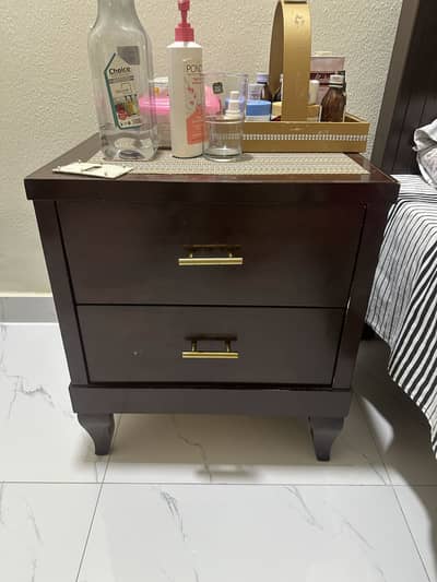 Bed, side tabel and mattress