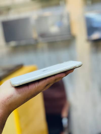 IPHONE 11 64GB CONDITION 10/10