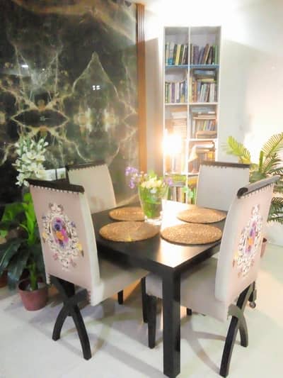 Interwood chairs with habitt table