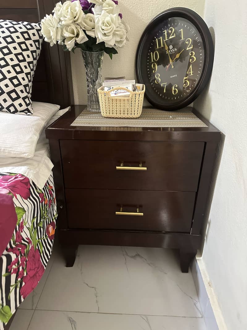 Bed, side tabel 2