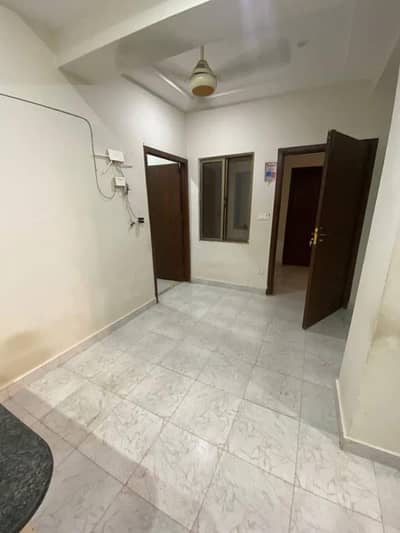 E 11 3 multi room with attached bath common kitchen tv l for rent