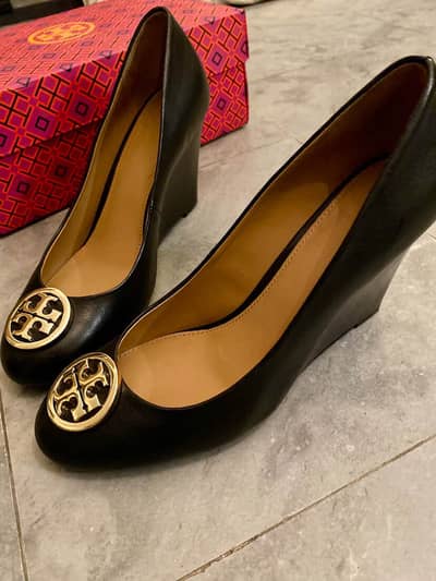 Tory Burch Benton 85 MM Wedges in Black/Gold