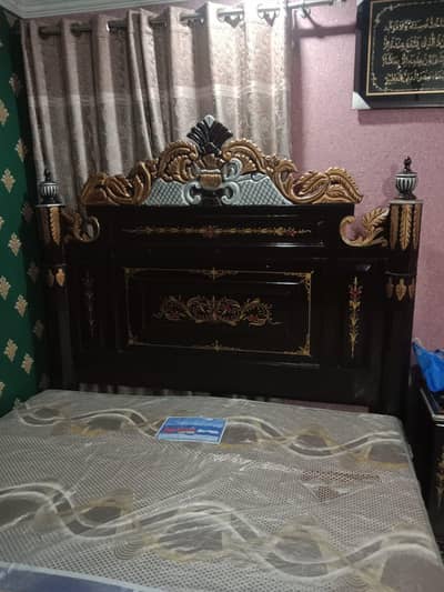 Bed or sath 2 side table hai