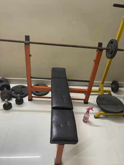 Weight bench with barbell + 4 plates (2×5kg & 2×10kg) – 9/10 condition