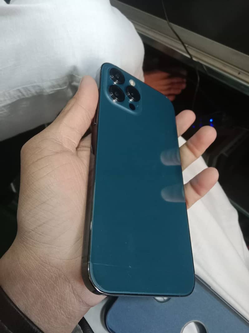 iPhone 12  Pro Max 4