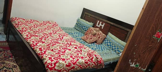 king size ka bed ha almost achi conditions mein ha