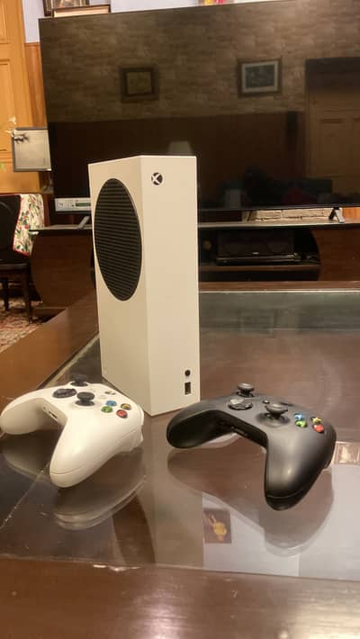 Xbox series s with 2 controller