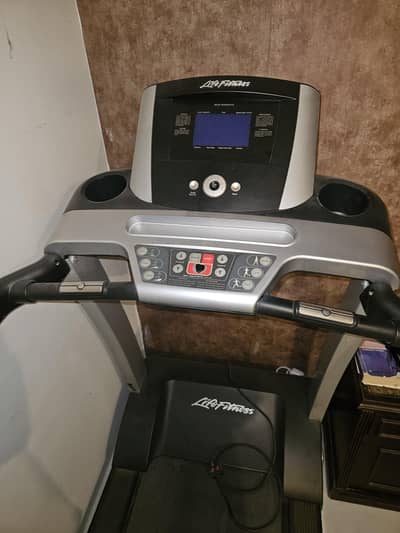 Fully functional Lifefitness treadmill