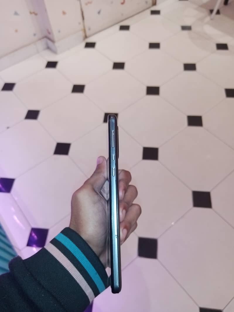 Aquos basic 5g 4/64 11