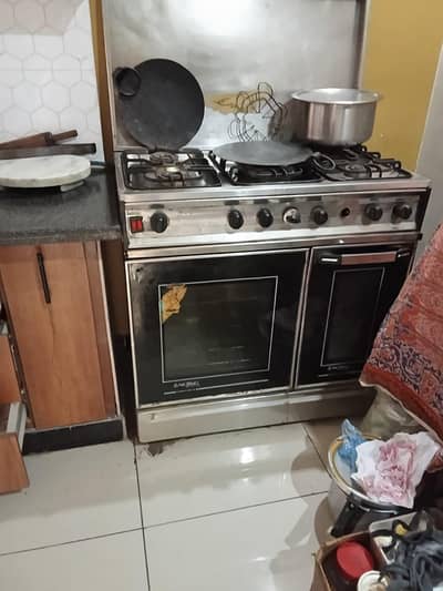 Gas oven with 5 stoves and 2 baking full ovens