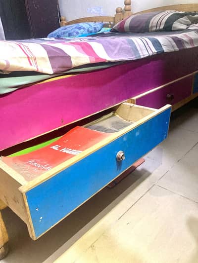 2 single beds with 3 drawers