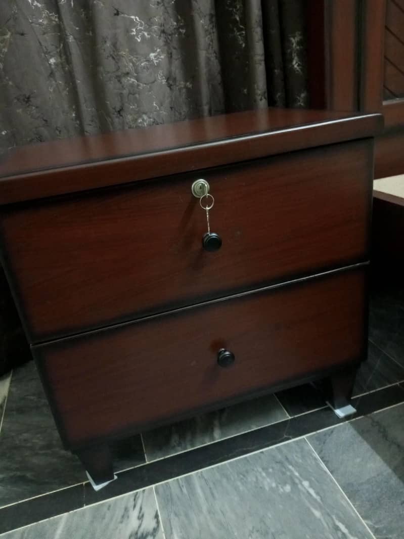 single bed with sidetable and mattress 0