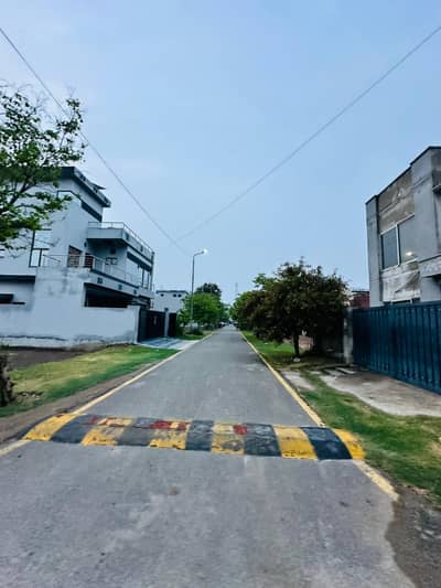 5 MARLA HOT LOCATION FRONT ON 4TH ROUNDABOUT PLOTS