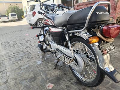 new motorcycle only  5000 kilometers run only call pe rabta kare