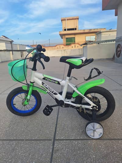 kids cycle age 3 - 7 excellent condition just like new