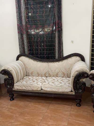 Used chinioti 7 seater designer sofa set for sale urgently