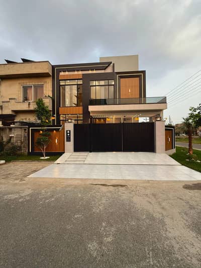 10 MARLA CORNER HOUSE FOR SALE