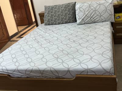 Queen size bed set Good Condition