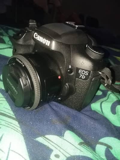 canon EOS 7D DSLR