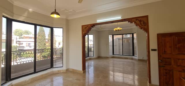 F-11/2 666 Yards Upper Portion for Rent Rs. 2.15 Lac/Month, 3 Bedrooms with Separate Gate