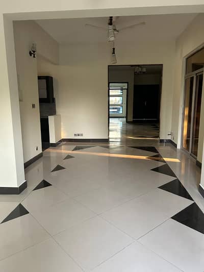 G-10/2: 600 Yards Upper Portion, 3 Bedrooms, Separate Gate, Rent 2.15 Lac Per Month