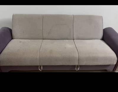 sofa cumbed bot achi condition ma ha sirf Pani k nishan hn