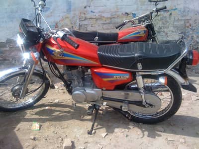 125 (2005 model) genuine fuel tank available.