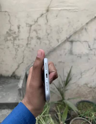 iPhone XR 64gb jv ha back crack &back camera off ha exchange