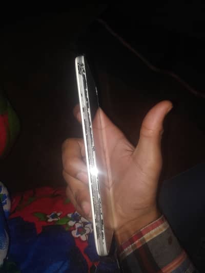 Memory 16GB RAM 2.1 SIM Or 1 memory card dlta hai. Net 4G