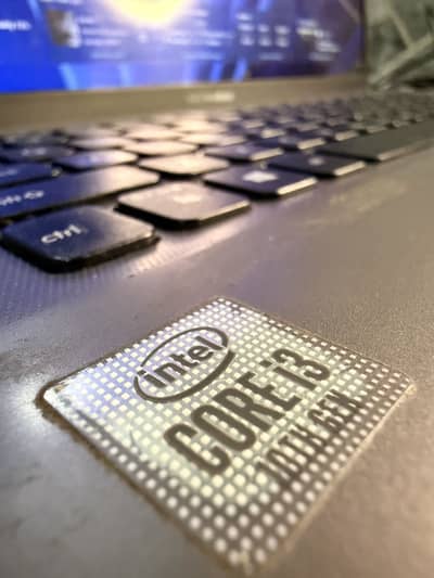 Core i3 10th generation, 500 ssd nvme, 20gb ram, intel UHD Ggraphics