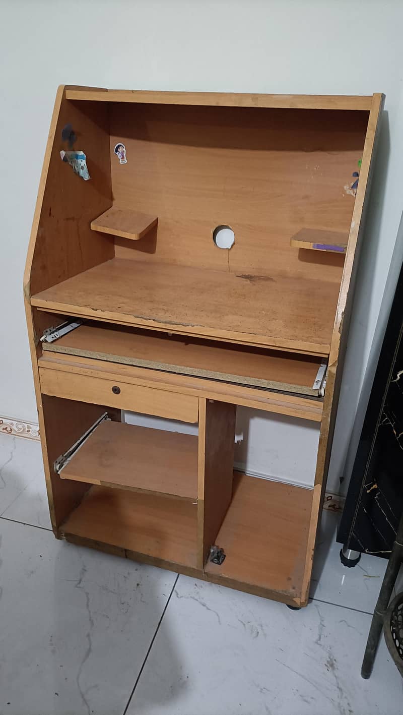 COMPUTER TABLE GOOD CONDITION 7/10 1